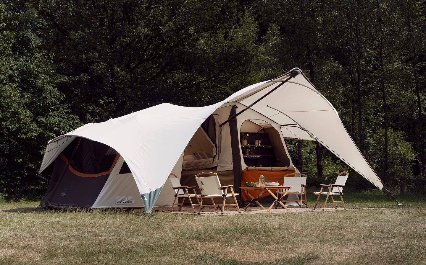 Holtkamper vouwwagen opgezet op een camping in de natuur
