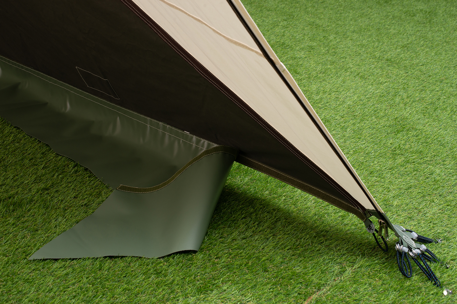 Easy connect mud flaps (front wall awning)