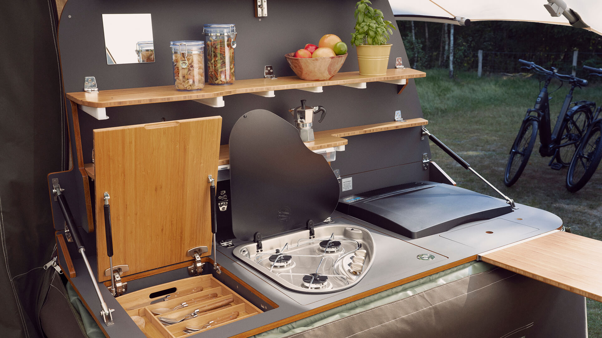 Holtkamper Aero fold-out kitchen in use – product slide