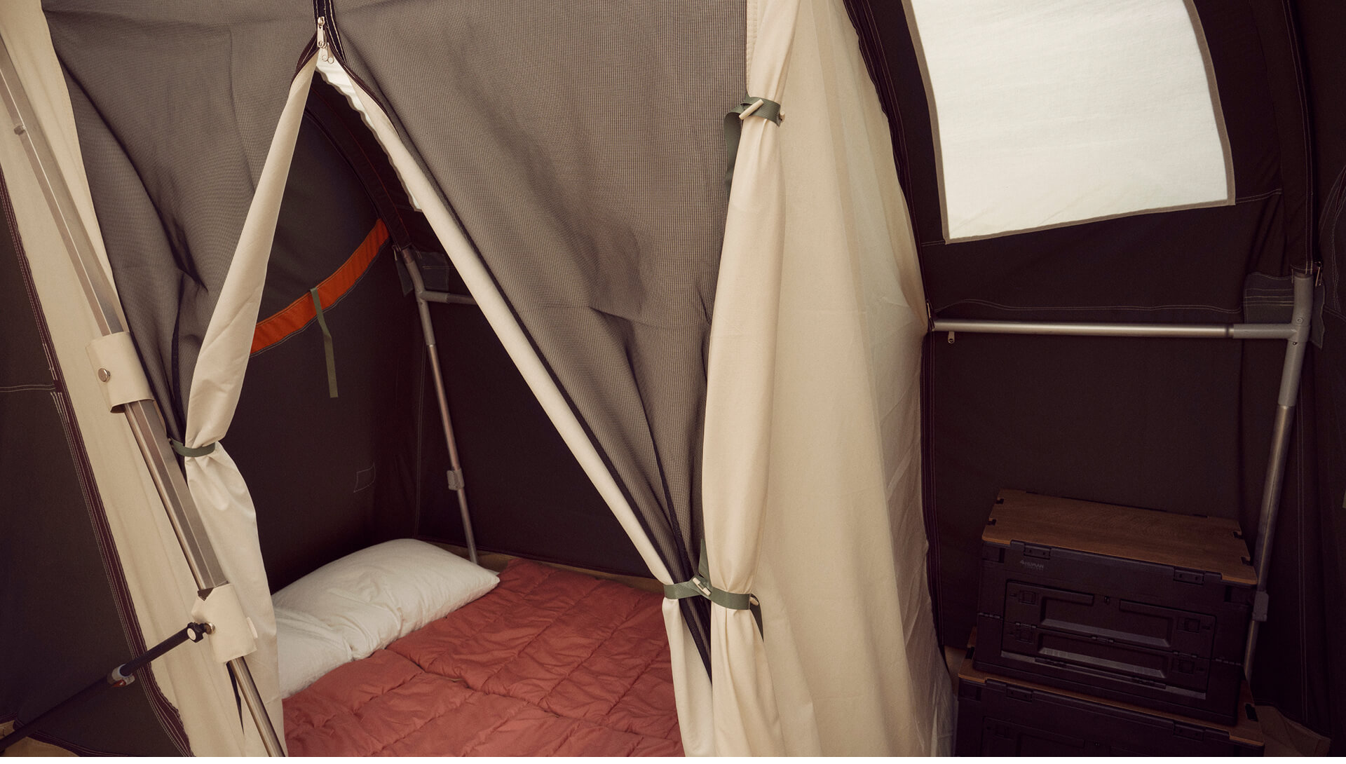 Folding and unfolding the children’s tent